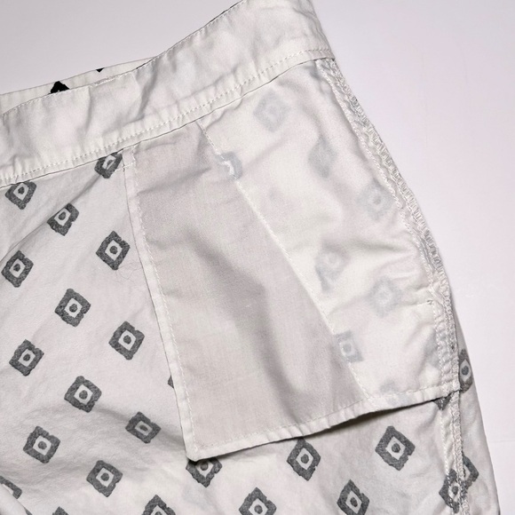 Old Navy Geometric Chino Shortie Shorts Black White Women’s 10 EUC - Picture 10 of 16